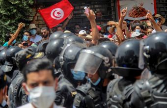 Πολιτική κρίση στην Τυνησία: Ο στρατός στο κοινοβούλιο -«Πραξικόπημα» καταγγέλλει το Ενάχντα 