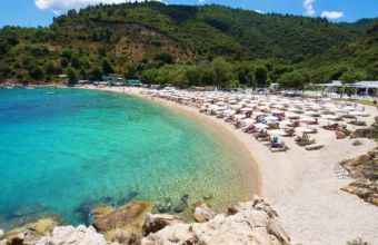 Παραλία στη Χαλκιδική- Αισιόδοξες προβλέψεις για τα τουριστικά έσοδα