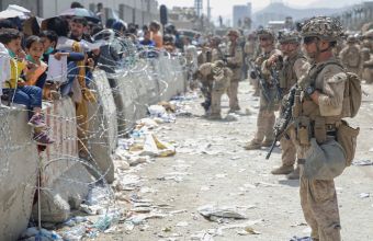 Τζόνσον: Συνεχίζεται η βρετανική επιχείρηση εκκένωσης της Καμπούλ παρά τη «βάρβαρη» επίθεση