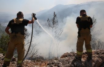 Μαίνεται το πύρινο μέτωπο στα Βίλια: Δεν κινδυνεύουν οικισμοί- Τι απασχολεί την Πυροσβεστική