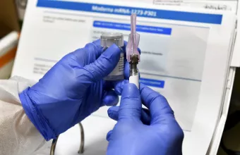 FDA: Ενισχυτικές δόσεις και με εμβόλια Moderna, Johnson - Με ποια συνδυάζονται