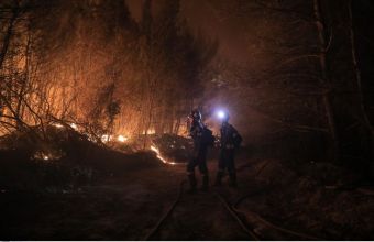Αχαΐα: Απόκοσμες εικόνες από την ολονύχτια μάχη μάχη με τις φλόγες (φωτό) 