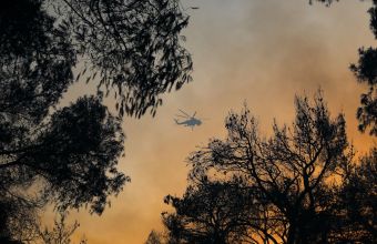 Νέο μήνυμα από 112 για πυρκαγιά στη Βαρυμπόμπη: Εκκενώνεται και το Ολυμπιακό Χωριό 