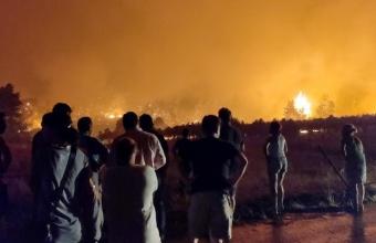 «Κόλαση φωτιάς» - Εύβοια: Ακόμη 85 πολίτες μεταφέρθηκαν στο Ψαροπούλι με πλωτά μέσα