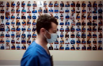 Γαλλία: 12.000 ξένοι εργαζόμενοι «πρώτης γραμμής» κατά την πανδημία έλαβαν γαλλική υπηκοότητα 