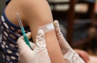 Γραβάνης προς γονείς στον ΣΚΑΪ 100,3: Τα παιδιά δεν κινδυνεύουν από το εμβόλιο, αλλά απ’ τον ιό 