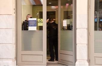 Ληστεία με καλάσνικοφ στη Μητροπόλεως: Συνελήφθη ο ένας εκ των δύο δραστών-Ήταν βαριά οπλισμένος