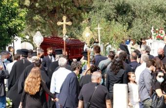 Συγκινητικές στιγμές και σήμερα στο κοιμητήριο του Γαλατά όπου «αναπαύεται» ο Μίκης Θεοδωράκης