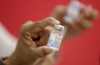 Κορωνοϊός - ΗΠΑ: Η Moderna ζήτησε άδεια από την FDA για 3η δόση του εμβολίου της