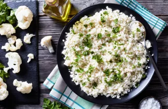 Εύκολη συνταγή για ρύζι με κουνουπίδι και κάρυ