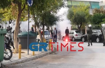 Νέα σοβαρά επεισόδια στη Σταυρούπολη - Πετροπόλεμος και χημικά (pics, vid)