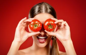Με ποιον τρόπο οι ντομάτες ενισχύουν την υγεία της επιδερμίδας σου