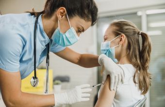 Βρετανία: «Όχι» στον εμβολιασμό υγιών παιδιών ηλικίας 12-15 ετών από την αρμόδια Επιτροπή 