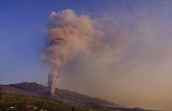 Έκρηξη ηφαιστείου στην Ισπανία: Απομάκρυνση 800 κατοίκων από κοινότητα στη Λα Πάλμα