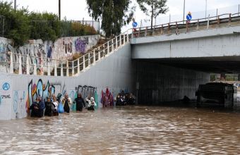 Λεωφορείο κόλλησε κάτω από πλημμυρισμένη γέφυρα -Ο κόσμος αποβιβάστηκε... στο νερό (pics+vid)