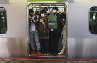Ιαπωνία: Τουλάχιστον 15 τραυματίες από επίθεση με μαχαίρι και εύφλεκτο υγρό μέσα σε βαγόνι τρένου