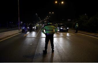 Προσαγωγές αστυνομικών από ΑΤ Αττικής για συμμετοχή σε κύκλωμα παράνομων ελληνοποιήσεων