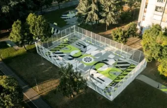 Γήπεδο μπάσκετ από 20.000 ανακυκλωμένα αθλητικά παπούτσια δημιουργήθηκε στο Βελιγράδι