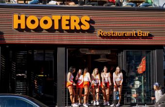 Hooters: Ξεσηκώθηκαν για τα νέα σορτς οι σερβιτόρες- «Είναι σαν εσώρουχο» (vid)