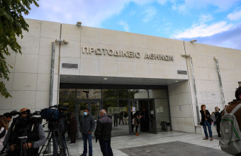 Ξεκίνησε η δίκη για τη δολοφονία του Ζακ Κωστόπουλου -Απουσίαζε ένας εκ των κατηγορουμένων