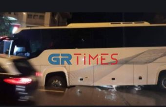 Μπάλλος - Τρόμος στη Θεσσαλονίκη: Άνοιξε η γη και… κατάπιε λεωφορείο (φωτό)