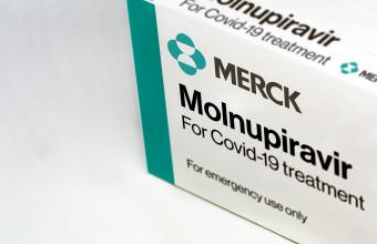 Μολνουπιραβίρη: Πώς το ελπιδοφόρο νέο φάρμακο πλήττει τον κορωνοϊό