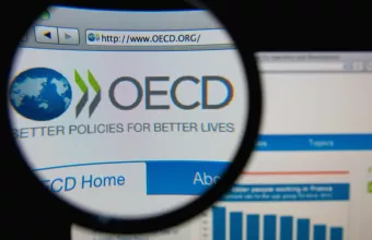 ΟΟΣΑ: Σημαντική μείωση της φορολογικής επιβάρυνσης των μισθωτών στην Ελλάδα το 2021