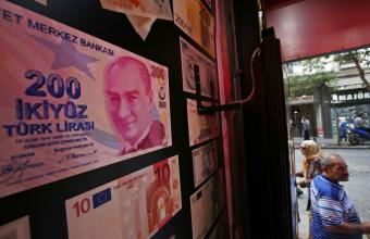 Ο Ερντογάν μειώνει ξανά το βασικό επιτόκιο, ενώ η τουρκική λίρα βρίσκεται σε νέο ιστορικό χαμηλό