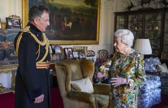 Βασίλισσα Ελισάβετ: Τα μωβ χέρια «πρόδωσαν» την ασθένειά της; -  Όσα αποκαλύπτουν οι ειδικοί
