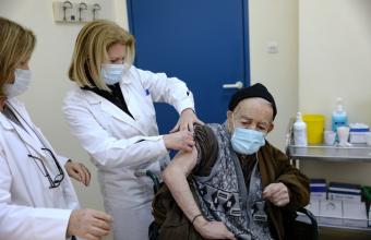 Υποχρεωτικός εμβολιασμός στους άνω των 60: Το πρόστιμο των 100 ευρώ, οι εξαιρέσεις