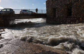Τρίκαλα: Καταπτώσεις βράχων και νερά στο οδόστρωμα -Υπερχειλίζουν τα ποτάμια στην Ήπειρο