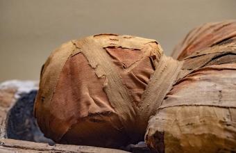 Mούμια με χρυσή γλώσσα ανακαλύφθηκε σε άθικτο αιγυπτιακό τάφο