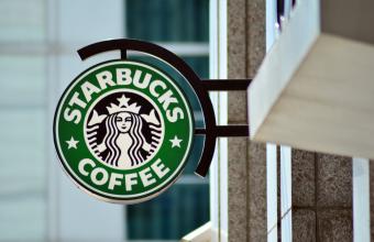 ΗΠΑ: Για πρώτη φορά, οι εργαζόμενοι ενός Starbucks ψήφισαν υπέρ της ίδρυσης σωματείου