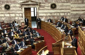 Χαμός στη Βουλή με την απάντηση Γεραπετρίτη στο «παραιτηθείτε» του Τσίπρα