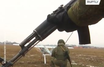 Καζακστάν: «Επίδειξη δύναμης» των Ρώσων με πάνοπλους στρατιώτες, τεθωρακισμένα και drone - Δείτε βίντεο