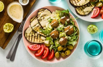Πολύχρωμη σαλάτα φαλάφελ με σάλτσα ταχίνι