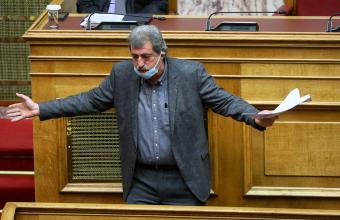 Καβγάς Πολάκη- Αραμπατζή στη Βουλή: «Δύο μέτρα άντρας και κρύβεστε πίσω από την ασυλία!»