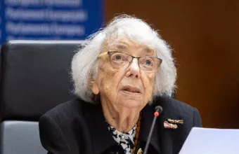 Αιωνόβια επιζώσα του Ολοκαυτώματος καταδικάζει τους αντιεμβολιαστές που φορούν το «κίτρινο αστέρι» 