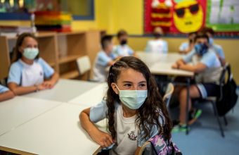 Ανοιχτά σχολεία «ψηφίζει» η Ευρώπη - Πόσο διαφορετικά είναι τα πρωτόκολλα των χωρών