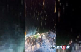 Κυκλάδες: Έπαιζαν χιονοπόλεμο στο πλοίο, ενώ ταξίδευαν! (vid)