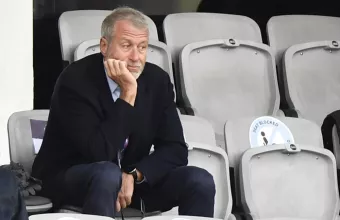 Το Λονδίνο παγώνει τα περιουσιακά στοιχεία του Ρόμαν Αμπράμοβιτς