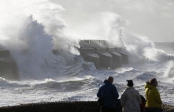 «Κόκκινος» συναγερμός στη Βρετανία για την καταιγίδα Εunice- Πιθανότατα η ισχυρότερη από το 1990