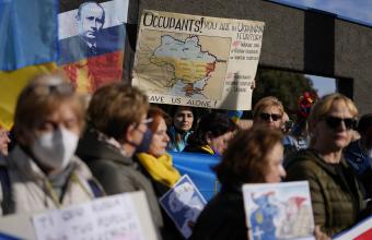 «Σταματήστε αυτήν την τρέλα!»: Διαδηλώσεις στην Ευρώπη κατά της ρωσικής εισβολής