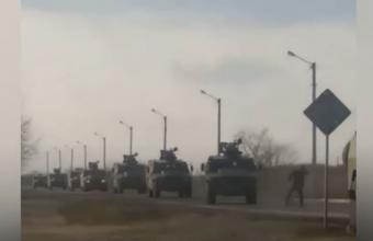 Ουκρανός μπαίνει μπροστά σε ρωσικό στρατιωτικό κομβόι -Δείτε το συγκινητικό βίντεο
