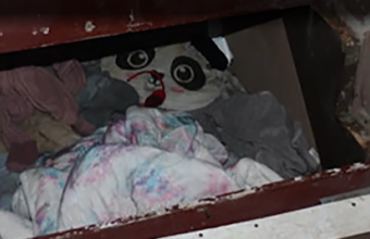 Έκρυβαν 6χρονη από το 2019 στις ΗΠΑ - Τη βρήκαν σε μυστικό δωμάτιο κάτω απο σκάλα