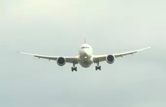 Αεροσκάφη στη Βρετανία δεν καταφέρνουν να προσγειωθούν λόγω θυελλωδών ανέμων – Δείτε τα βίντεο