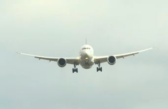 Αεροσκάφη στη Βρετανία δεν καταφέρνουν να προσγειωθούν λόγω θυελλωδών ανέμων – Δείτε τα βίντεο