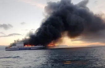 Δύο εγκλωβισμένοι στο φλεγόμενο πλοίο Εuroferry Olympia-Έχουν δώσει σημεία ζωής