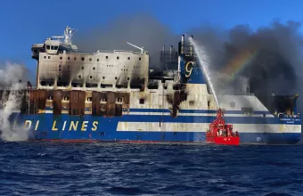 Μάχη για να σβήσουν οι εστίες φωτιάς στο "Euroferry Olympia"- Στην Κέρκυρα οι συγγενείς των Ελλήνων αγνοουμένων