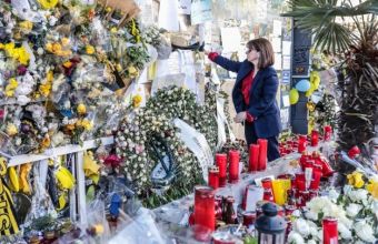Θεσσαλονίκη: Η Κατερίνα Σακελλαροπούλου άφησε ένα λουλούδι στον τόπο δολοφονίας του Άλκη Καμπανού